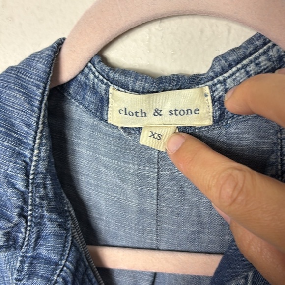 Cloth & Stone Denim Button Down Shirt Two Pockets Slit Back blue wash size XS - Picture 3 of 8